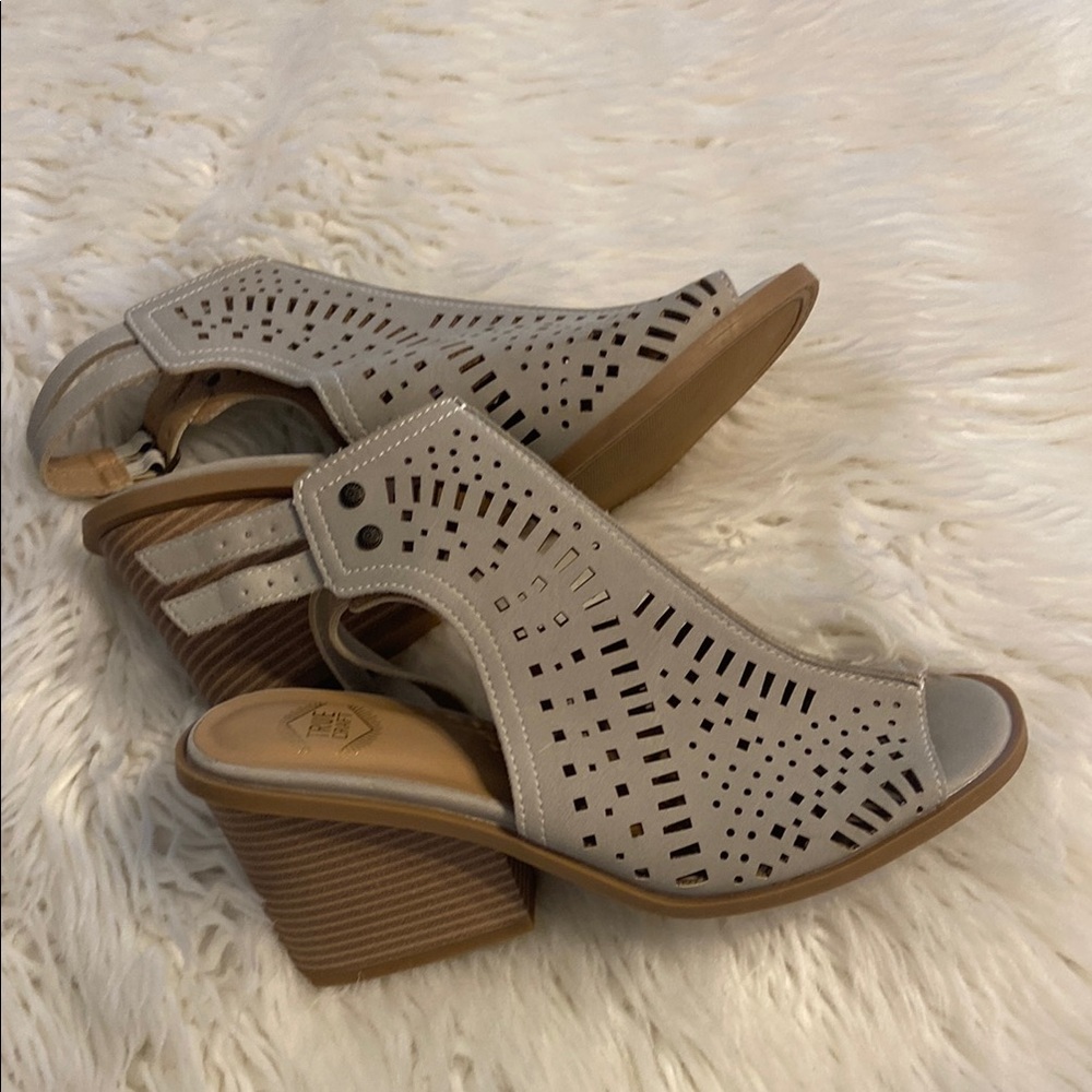 True Craft light gray Heels with Laser-Cut Design BNWOT size 9.5 see all photos - Picture 1 of 12